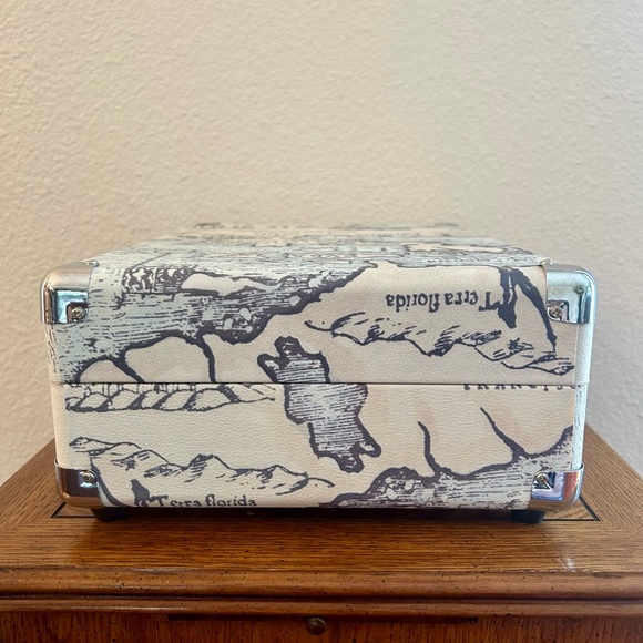 VICTROLA Journey Suitcase 3-Speed Record Player Turntable, Bluetooth, Map Print - Picture 4 of 9